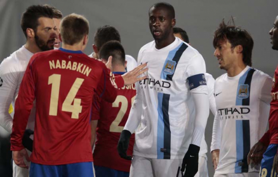 Yaya Tour&eacute; - com camisa do Manchester City