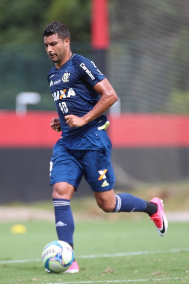 Ederson est&aacute; voltando