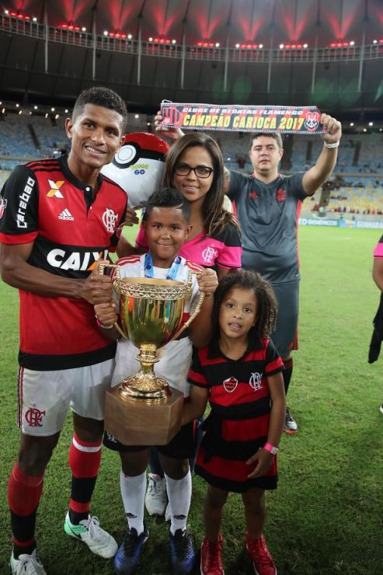 Márcio Araújo comemora título Estadual com a família