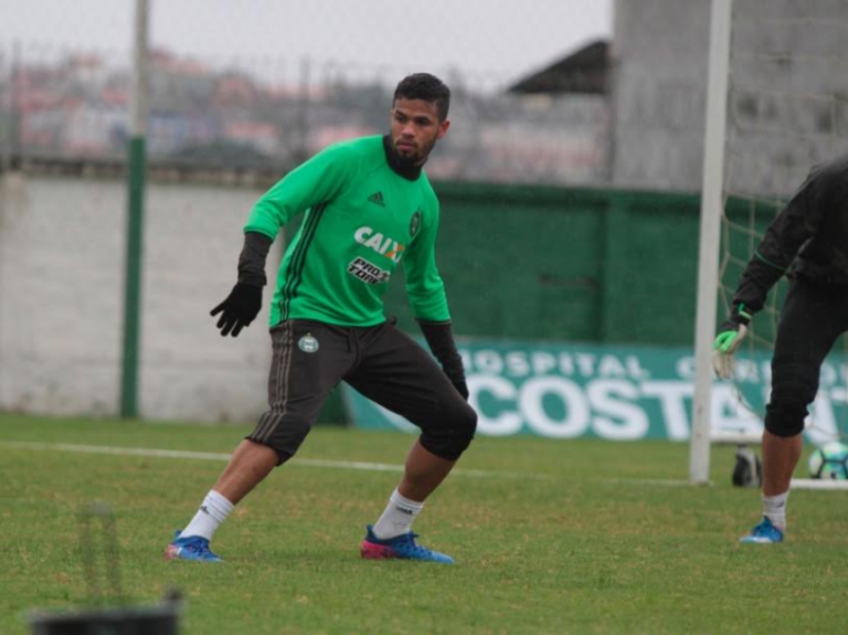 Relacionado pela primeira vez desde que chegou ao clube, lateral L&eacute;o pode estrear pelo Coritiba