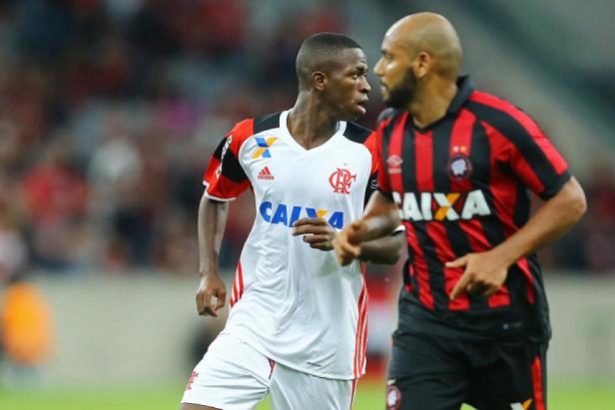 Vinicius J&uacute;nior em jogo contra o Atl&eacute;tico-PR