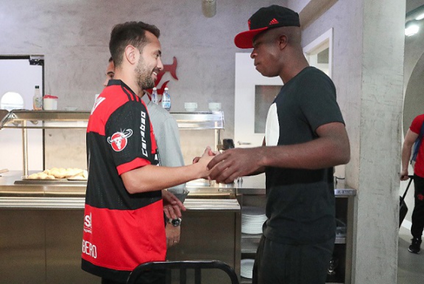 Everton Ribeiro com Vinicius J&uacute;nior