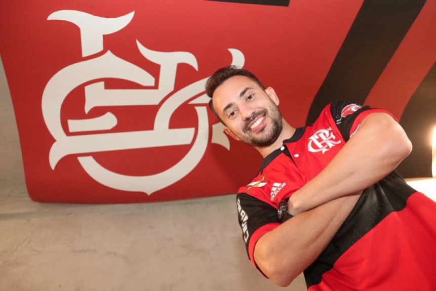 Everton Ribeiro no Ninho