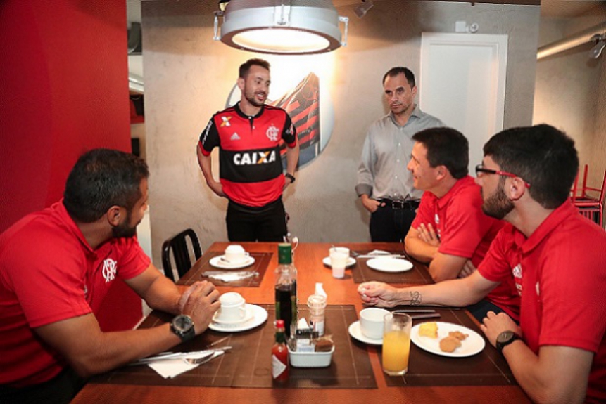 Everton Ribeiro no Ninho