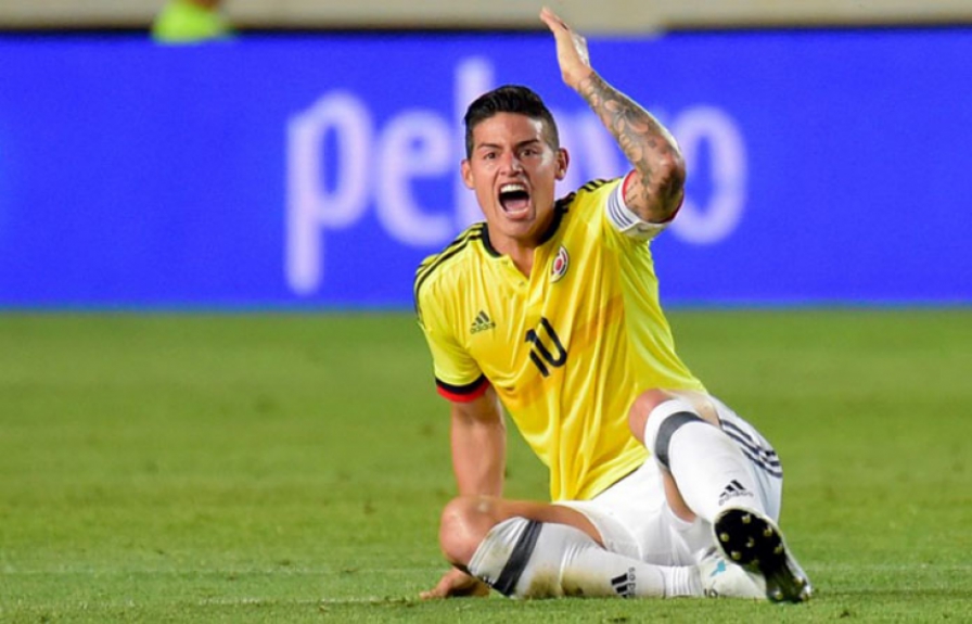 James Rodr&iacute;guez protesta contra a arbitragem. Queria uma falta n&atilde;o marcada
