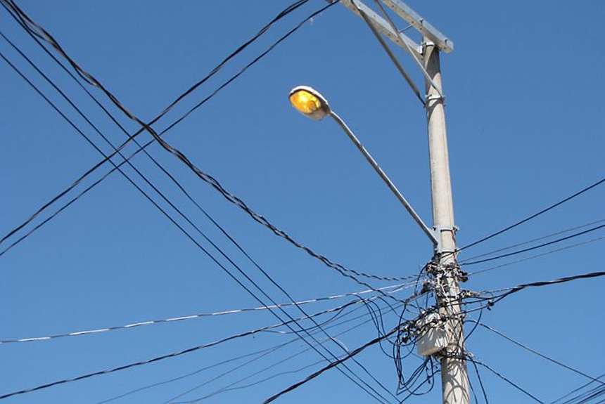 Um poste de luz el&eacute;trica