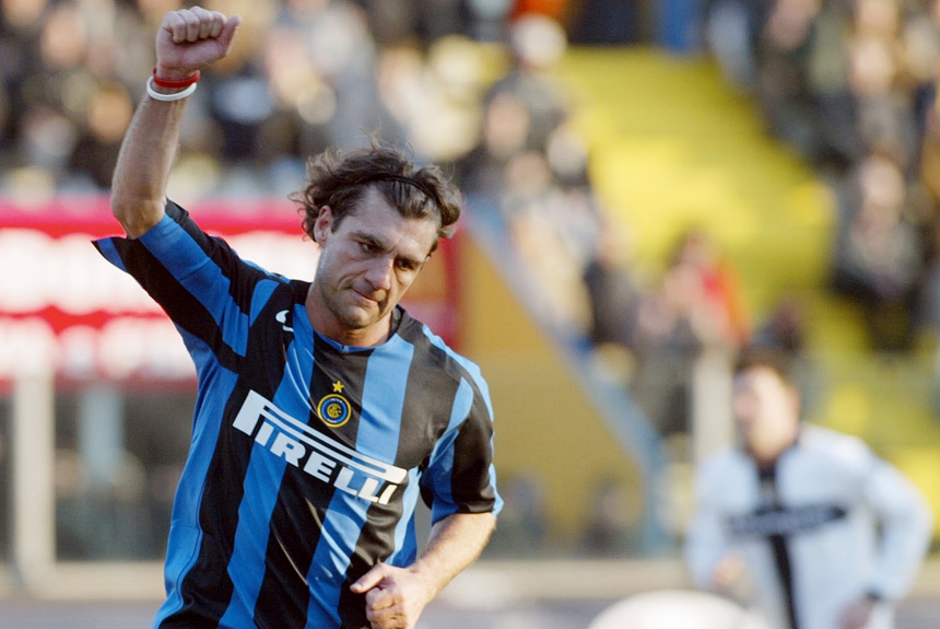 Também por 45 milhões de euros (cerca de R$ 166,95 milhões), o atacante Vieri deixou a Lazio para jogar pela Inter de Milão em 2009