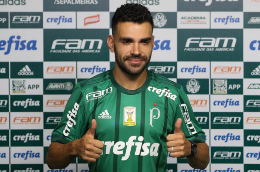Bruno Henrique é apresentado ao Palmeiras
