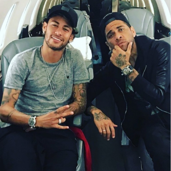 Neymar e Daniel Alves v&atilde;o juntos ao casamento de Messi