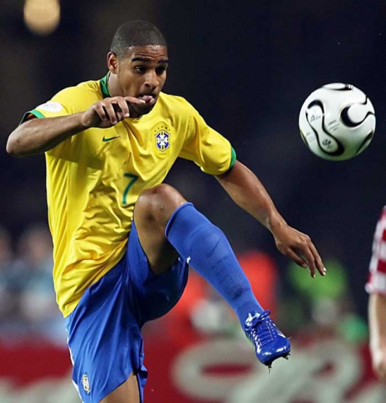 Adriano &eacute; at&eacute; hoje chamado de Imperador, apesar da carreira ter sido bem mais curta do que o esperado