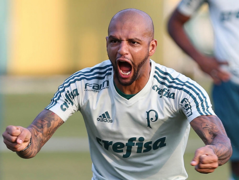 Felipe Melo comemora gol durante treino