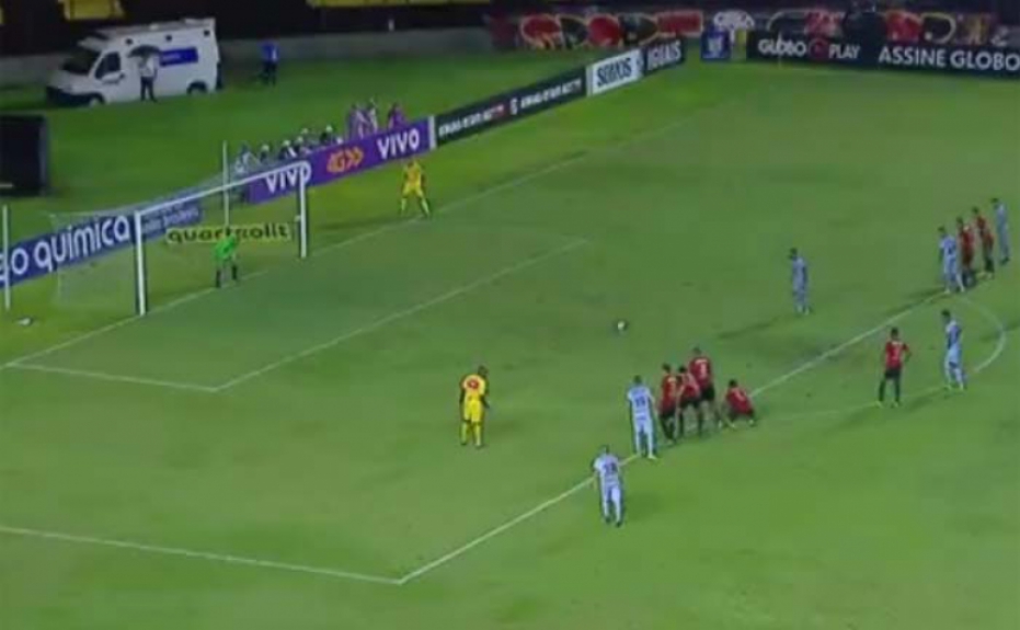 Sport 4 x 3 Gr&ecirc;mio - um p&ecirc;nalti (Fernandinho converteu para o Gr&ecirc;mio)