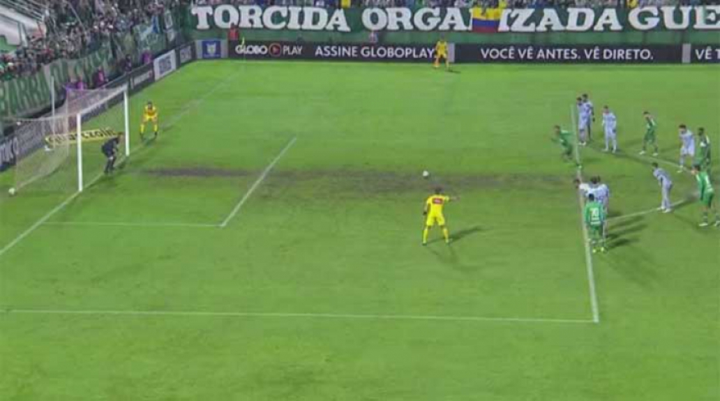 Chapecoense 3 x 6 Gr&ecirc;mio - um p&ecirc;nalti (Reinaldo converteu para a Chapecoense)