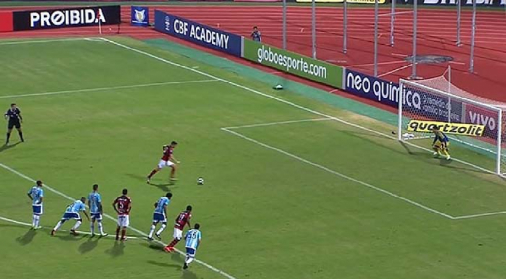 Atl&eacute;tico-GO 3 x 1 Ava&iacute; - dois p&ecirc;naltis (Everaldo converteu os dois para o Atl&eacute;tico-GO)