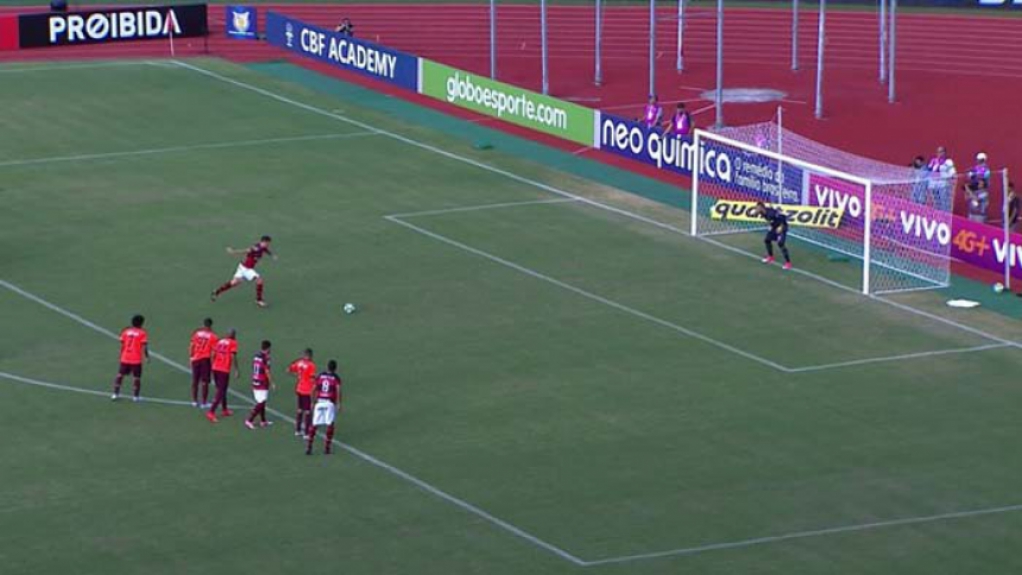 Atl&eacute;tico-GO 0 x 1 Atl&eacute;tico-PR - um p&ecirc;nalti (Everaldo, do A-GO desperdi&ccedil;ou a cobran&ccedil;a)