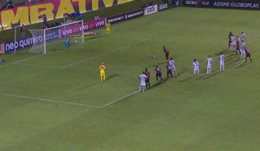 Vit&oacute;ria 0 x 2 Santos - um p&ecirc;nalti (Kieza, do Vit&oacute;ria, desperdi&ccedil;ou a cobran&ccedil;a)