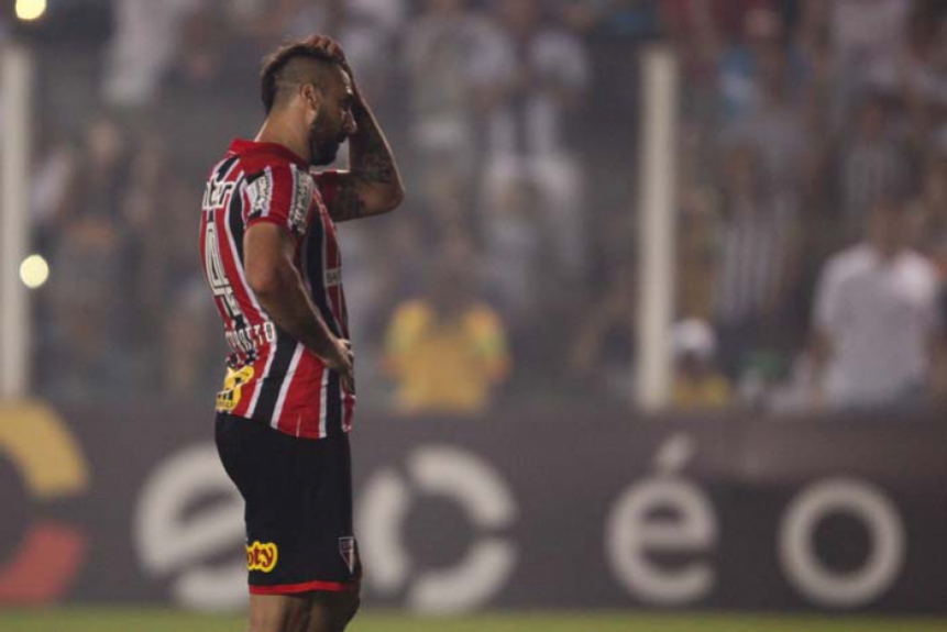 Santos 3 x 2 S&atilde;o Paulo - um p&ecirc;nalti (Pratto, do S&atilde;o Paulo, cobrou na trave)