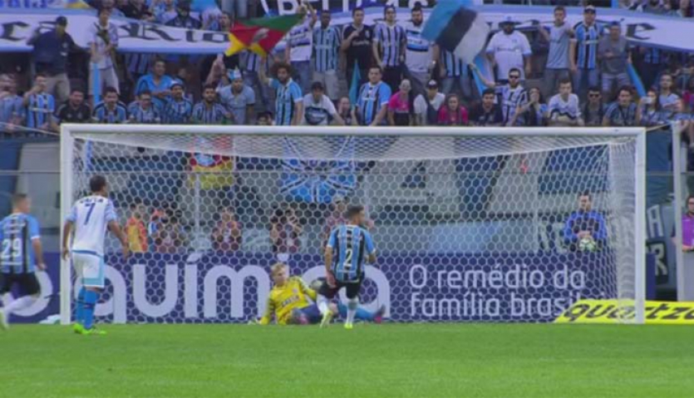 Gr&ecirc;mio 0 x 2 Ava&iacute; - um p&ecirc;nalti (Ed&iacute;lson, do Gr&ecirc;mio, cobrou e Douglas defendeu)