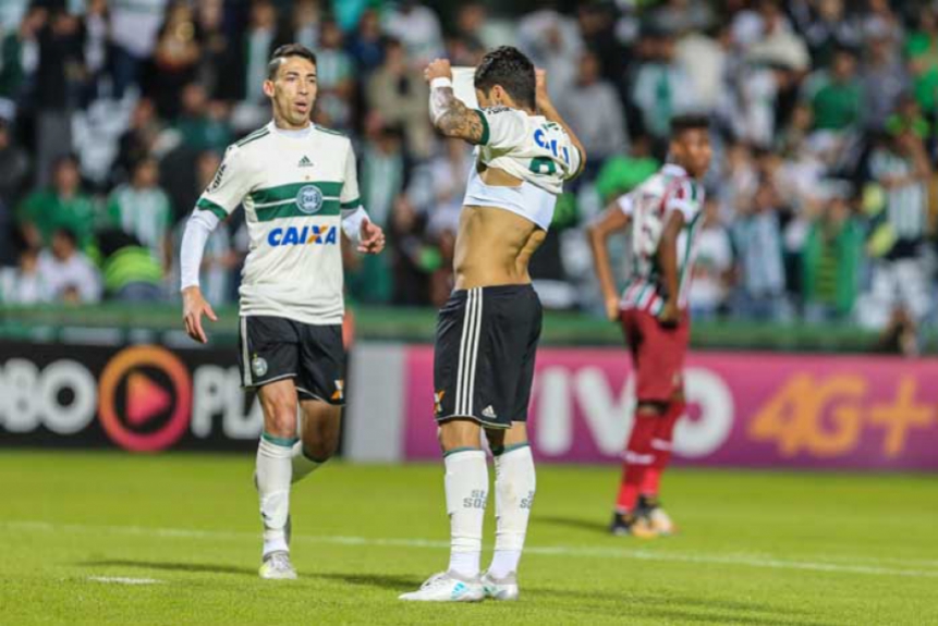 Coritiba 1 x 2 Fluminense - um p&ecirc;nalti (Henrique Almeida, do Coritiba, desperdi&ccedil;ou)