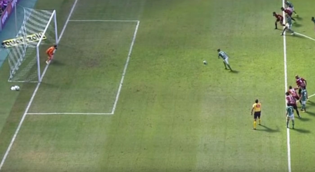 Palmeiras 4 x 2 Vit&oacute;ria - um p&ecirc;nalti (R&oacute;ger Guedes converteu para o Palmeiras)