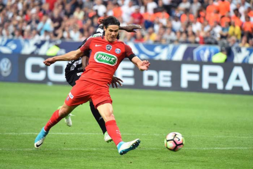PSG - Agora Daniel Alves ter&aacute; a miss&atilde;o de abastecer o astro uruguaio Edinson Cavani, artilheiro do &uacute;ltimo Franc&ecirc;s e homem-gol dos parisienses
