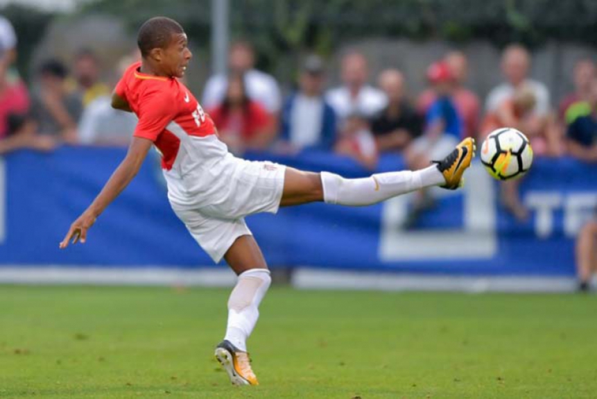Monaco - Muito cobi&ccedil;ado, a joia Kylian Mbapp&eacute;, j&aacute; na sele&ccedil;&atilde;o francesa aos 18 anos, ofuscou Falcao Garc&iacute;a e, agora, &eacute; o grande astro do time do Principado