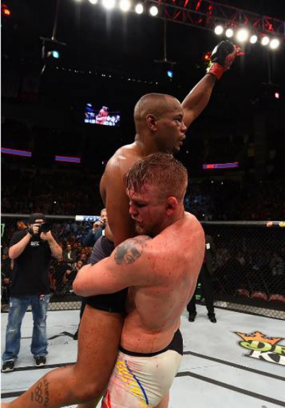 Daniel Cormier e Alexander Gustafsson travaram batalha de cinco rounds