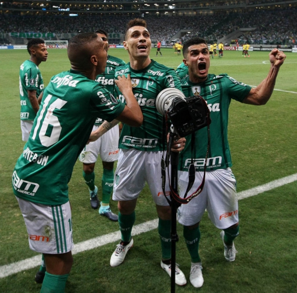Mois&eacute;s comemora seu gol contra o Barcelona com Eg&iacute;dio