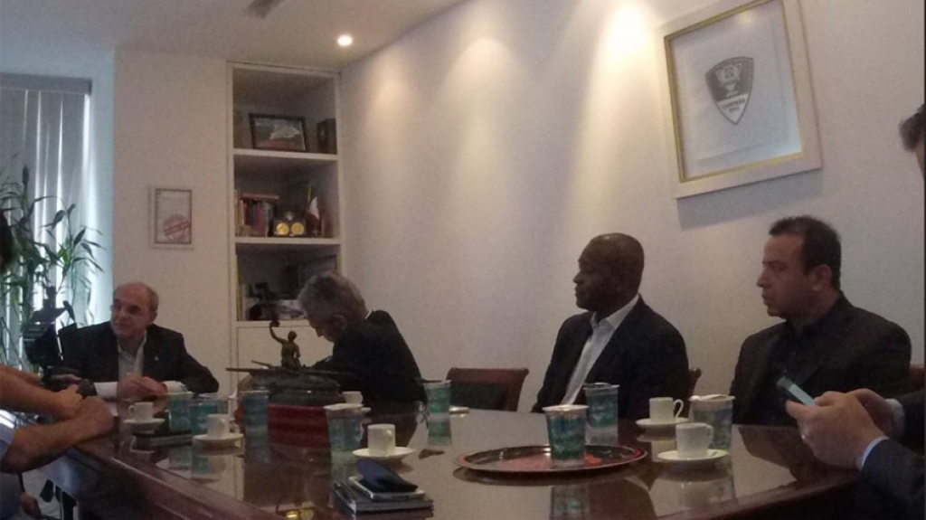 Rueda assinando contrato