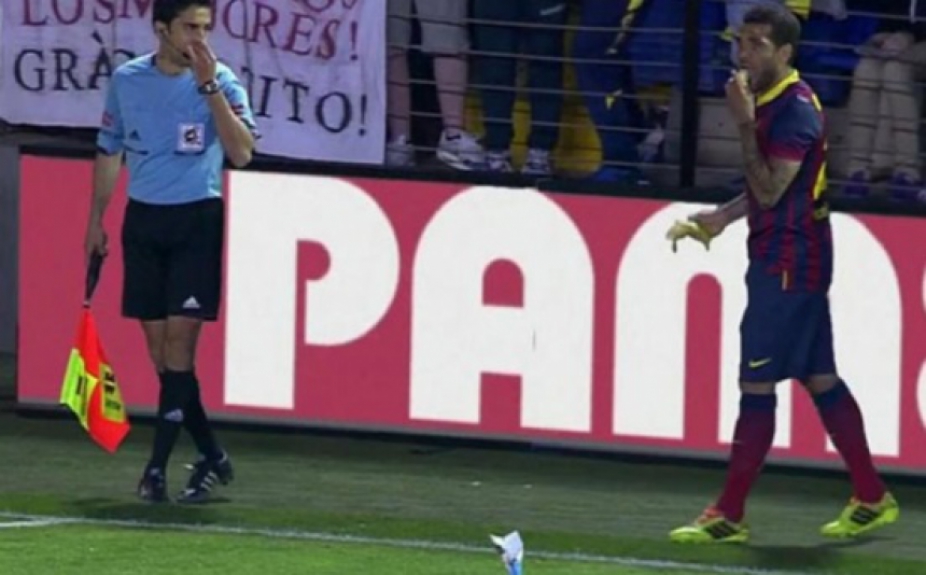 Daniel Alves "come" racismo (Foto: AFP)