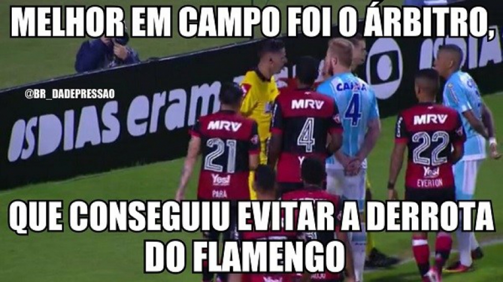 Os jornais esportivos discutiam uma suposta interfer&ecirc;ncia externa no jogo entre Ava&iacute; e Flamengo. A frase do narrador Luis Roberto "vai consultar a gente de novo" gerou pol&ecirc;mica ap&oacute;s o &aacute;rbitro voltar atr&aacute;s na marca&ccedil;&atilde;o de um p&ecirc;nalti para os catarinenses