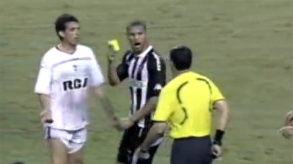 O zagueiro André Luis foi expulso de forma inusitada na eliminação do Botafogo para o Estudiantes na Copa Sul-Americana de 2008. Ele perdeu a cabeça e tirou o cartão da mão do árbitro chileno Carlos Chandía em atitude que deixou a todos surpresos.