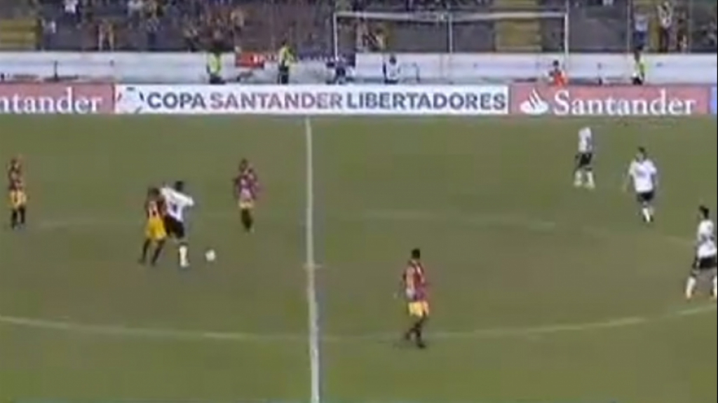 Cachito Ramírez acertou uma cotovelada em Chará e acabou prejudicando demais o Corinthians, derrotado por 2 a 0 para o Tolima na histórica eliminação na pré-Libertadores de 2011