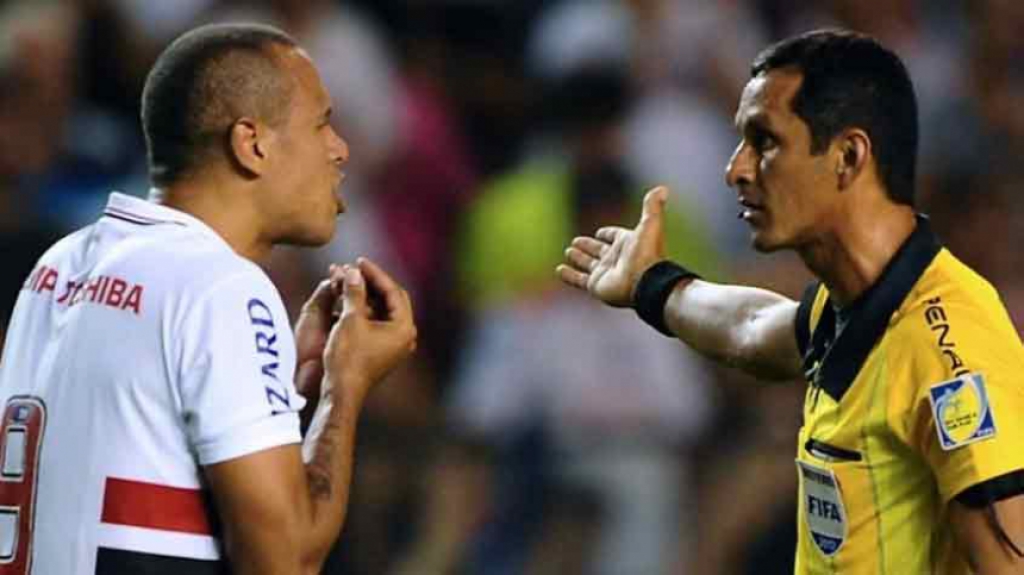Olha ele de novo! Após o empate por 1 a 1 com o Arsenal, Luis Fabiano foi cobrar o árbitro Wilmar Roldán. Com o dedo na cara do colombiano, foi expulso e precisou ser contido por seguranças. Pegou quatro jogos de suspensão e prejudicou o São Paulo