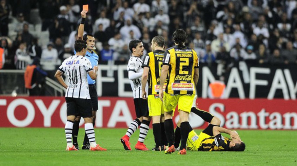 Na eliminação de 2013 nas oitavas de final da Copa Libertadores, diante do Guaraní, o Corinthians teve dois jogadores expulsos. Fábio Santos foi punido após entrada violenta em Santander. Já Jadson deu um tapa na cara de Benítez