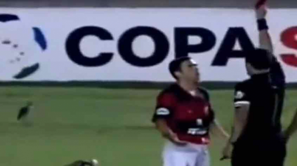 Nos minutos finais da histórica derrota de 3 a 0 para o América do México na Libertadores de 2008, o lateral-esquerdo Juan fez falta violenta no carrasco Cabañas e foi expulso