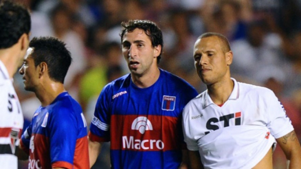 O Fabuloso quase prejudicou o São Paulo na final da Sul_Americana de 2012. Foi expulso ao se desentender com Donatti no jogo de ida. Com um a menos, o Tricolor conseguiu a muito custo segurar o 0 a 0. Sem Luis Fabiano, o São Paulo foi campeão no Morumbi