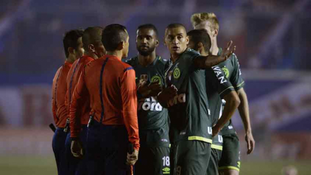 Na fase de grupos da Libertadores de 2017, o zagueiro Luiz Otávio e o atacante Rossi deixaram a Chapecoense com dois a menos na derrota de 3 a 0 para o Nacional no Uruguai. O atacante, inclusive, foi expulso ao dar uma 'dedada' no adversário