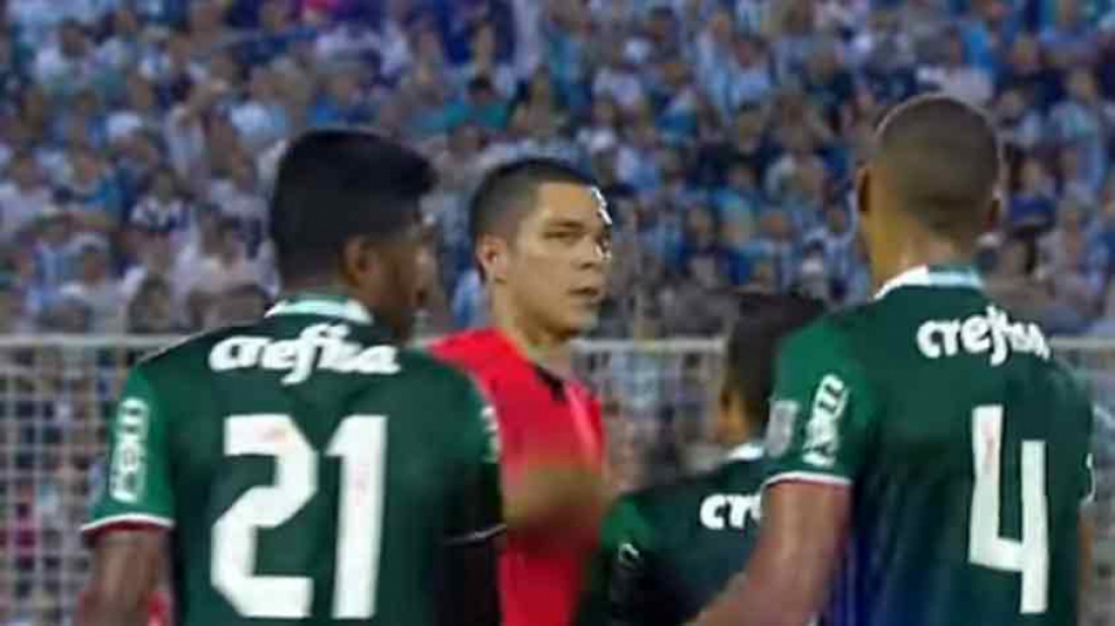 Também pela fase de grupos de 2017, o zagueiro Vitor Hugo foi expulso contra o Atlético de Tucumán e impediu que o Palmeiras conseguisse mais do que um empate por 1 a 1 na Argentina