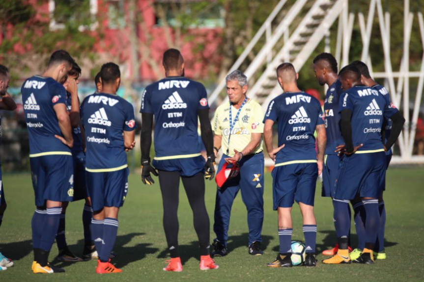 Técnico Reinaldo Rueda conversa com jogadores que vão enfrentar o Avaí