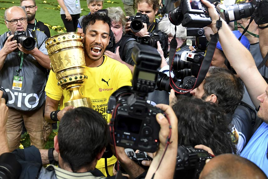 O Borussia Dortmund derrotou o Franfkurt por 2 a 1 e quebrou o tabu de tr&ecirc;s vices consecutivos. Na final, realizada em maio, Aubameyang, de p&ecirc;nalti, fez o gol decisivo