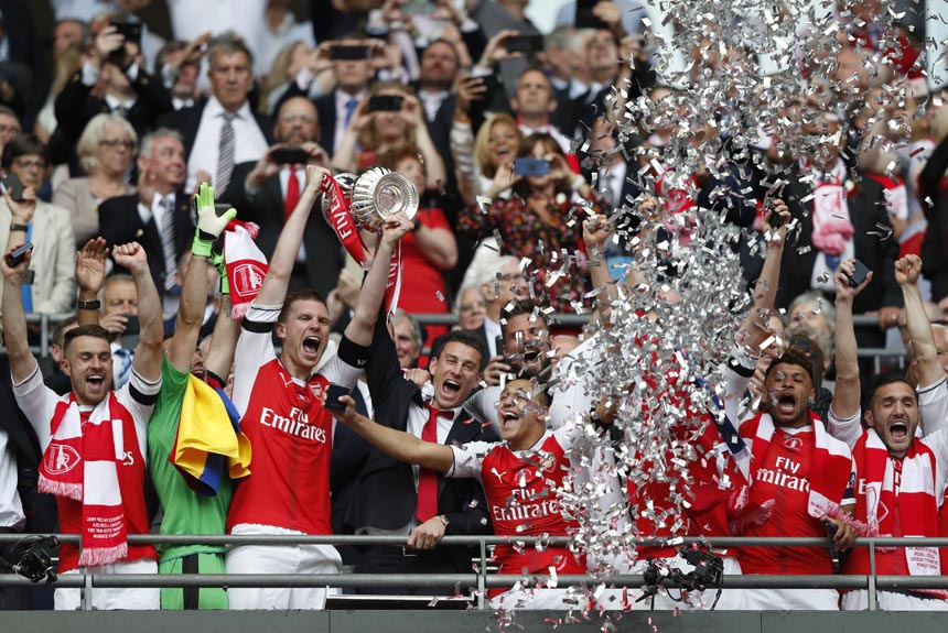Na final londrina, o Arsenal derrotou o Chelsea em maio e conquistou a Copa da Inglaterra pela 13&ordf; vez. Alexis S&aacute;nchez anotou um gol irregular, o que faz o jogo ser motivo de discuss&atilde;o at&eacute; hoje. Ele ajeitou com a m&atilde;o antes de finalizar