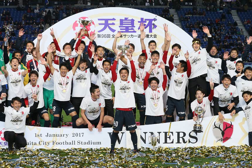 Com um triunfo por 2 a 1 o Kashima Antlers bateu o Kawasaki Frontale e se sagrou campe&atilde;o da Copa do Imperador do Jap&atilde;o. O brasileiro Fabr&iacute;cio fez o gol decisivo na prorroga&ccedil;&atilde;o