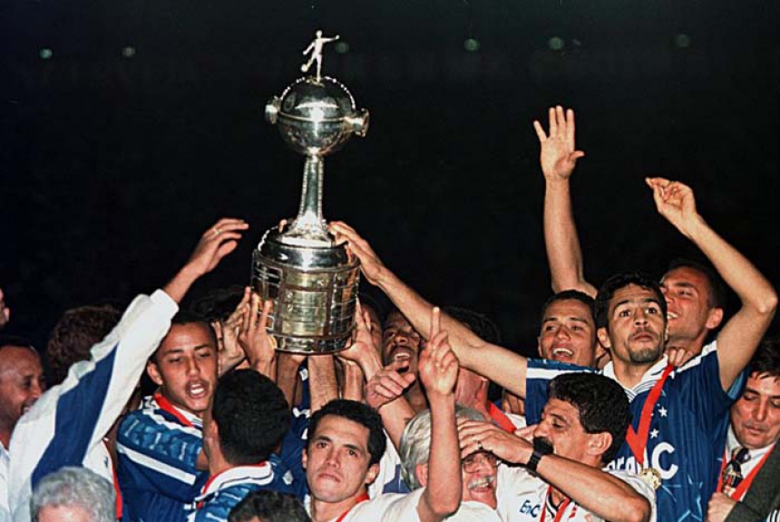 O Cruzeiro sentiu o gostinho de conquistar a Libertadores depois de se classificar com o título da Copa do Brasil. Foi em 1997, quando superou os peruanos do Sporting Cristal na final