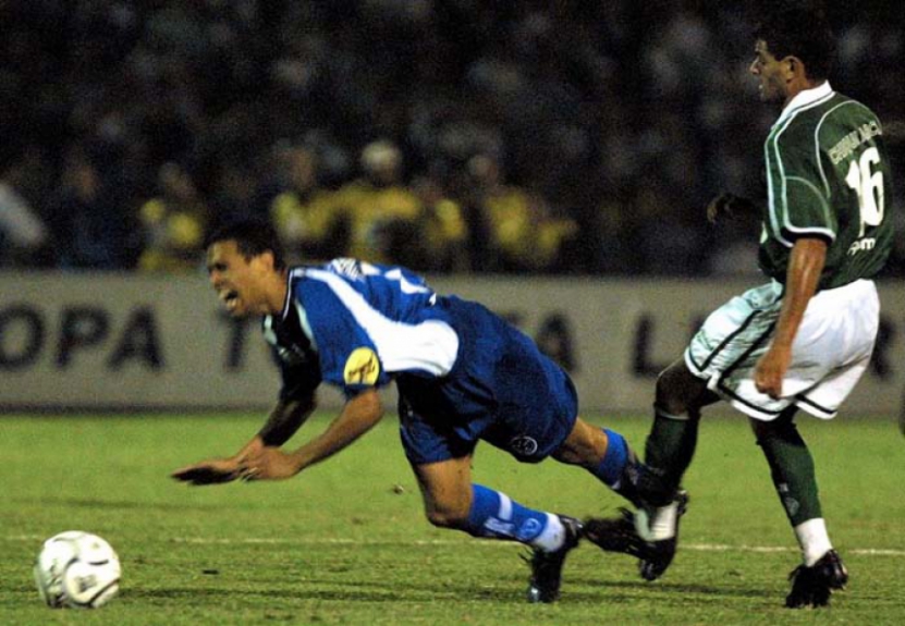 Campeão da Copa do Brasil de 2000, o Cruzeiro foi eliminado nas quartas de final da Libertadores de 2001 pelo Palmeiras