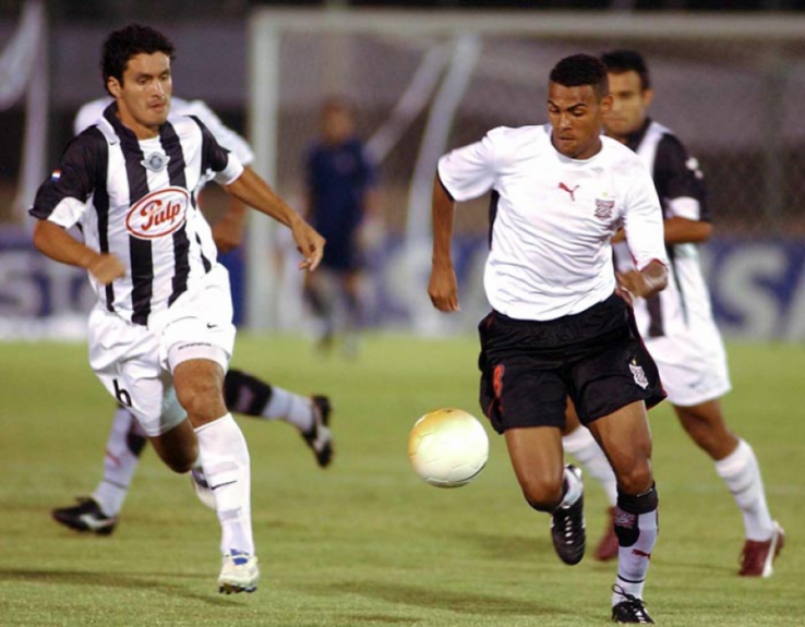 Outro que caiu na fase de grupos, só que em 2006, foi o Paulista campeão da Copa do Brasil de 2005