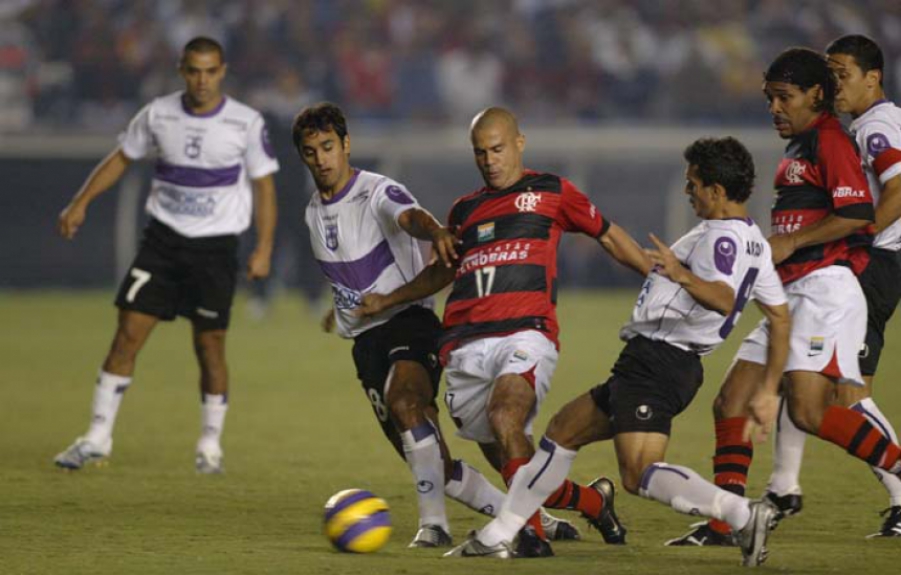 O Flamengo, que ganhou a Copa do Brasil de 2006, foi eliminado em 2007 pelo Defensor do Uruguai nas oitavas de final