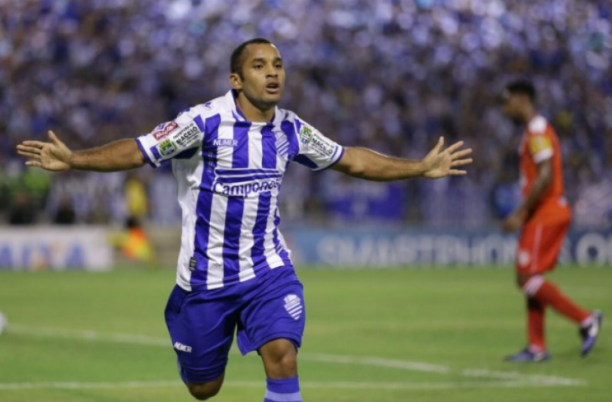 Edinho foi o autor da assist&ecirc;ncia que deu origem ao &uacute;nico gol da partida, marcado por Michael Douglas