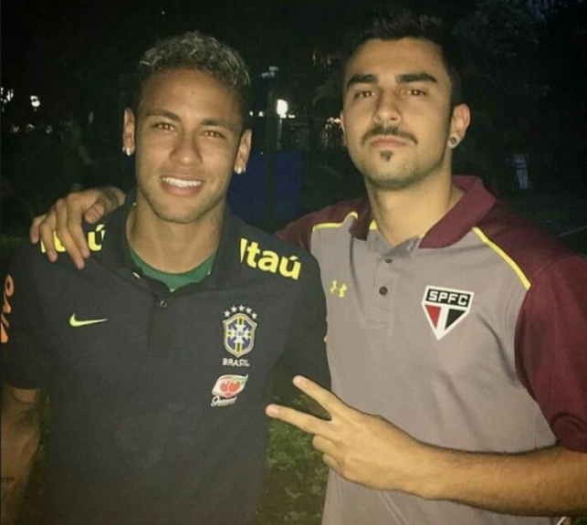Neymar com a camisa do Palmeiras, embaixo do uniforme da Seleção, no CT do São Paulo