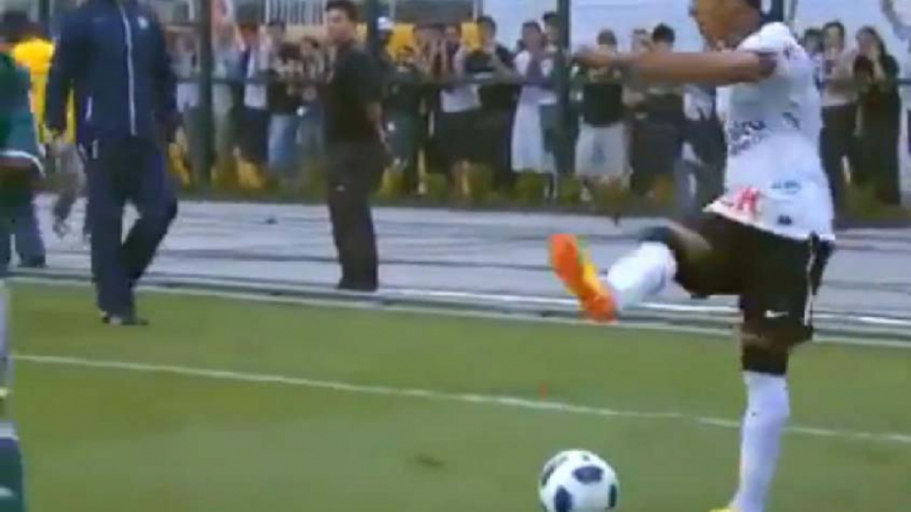 Chute no vácuo de Jorge Henrique - Palmeiras x Corinthians - jogo do título brasileiro corintiano de 2011